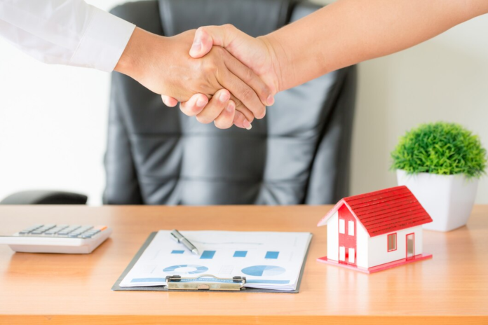 Real-Estate Real estate agent shaking hands